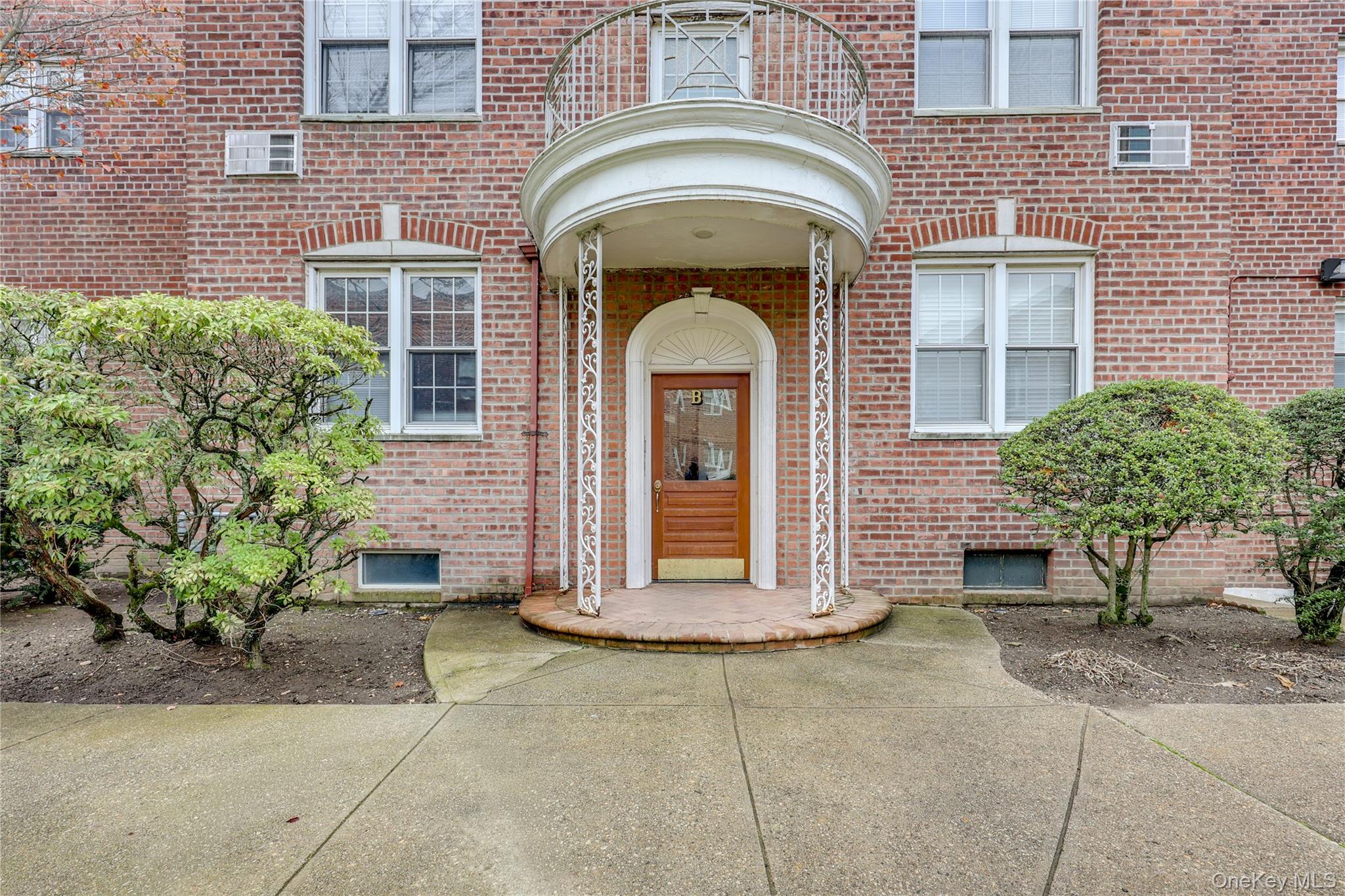 250 Central Avenue # B204, Lawrence, NY 11559