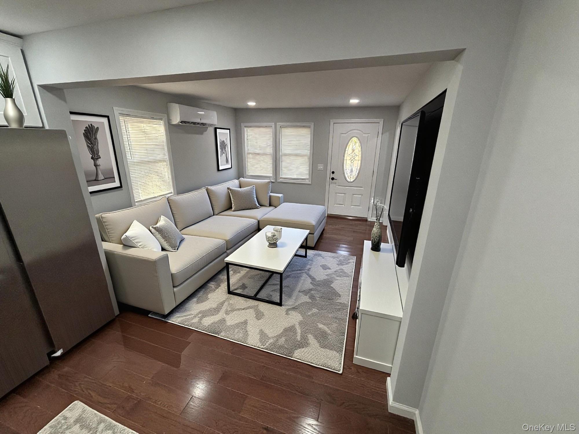 33 Broadway Street, Shirley, NY 11967