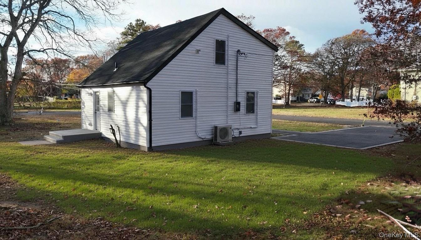 33 Broadway Street, Shirley, NY 11967