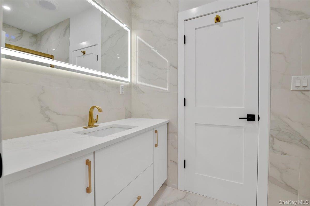 1130A Carlls Straight Path, Dix Hills, NY 11746