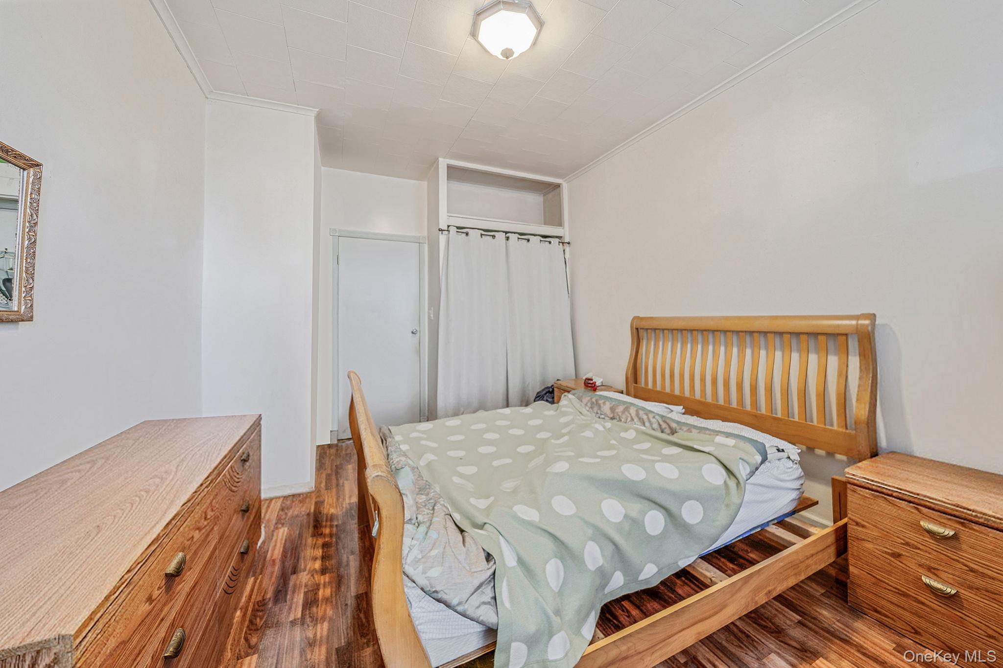 7935 77th Avenue, Glendale, NY 11385