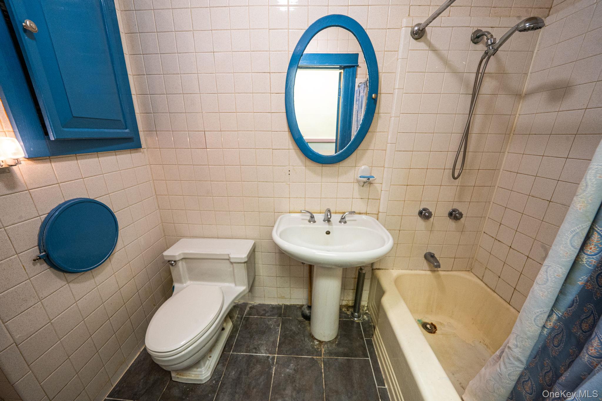 7935 77th Avenue, Glendale, NY 11385