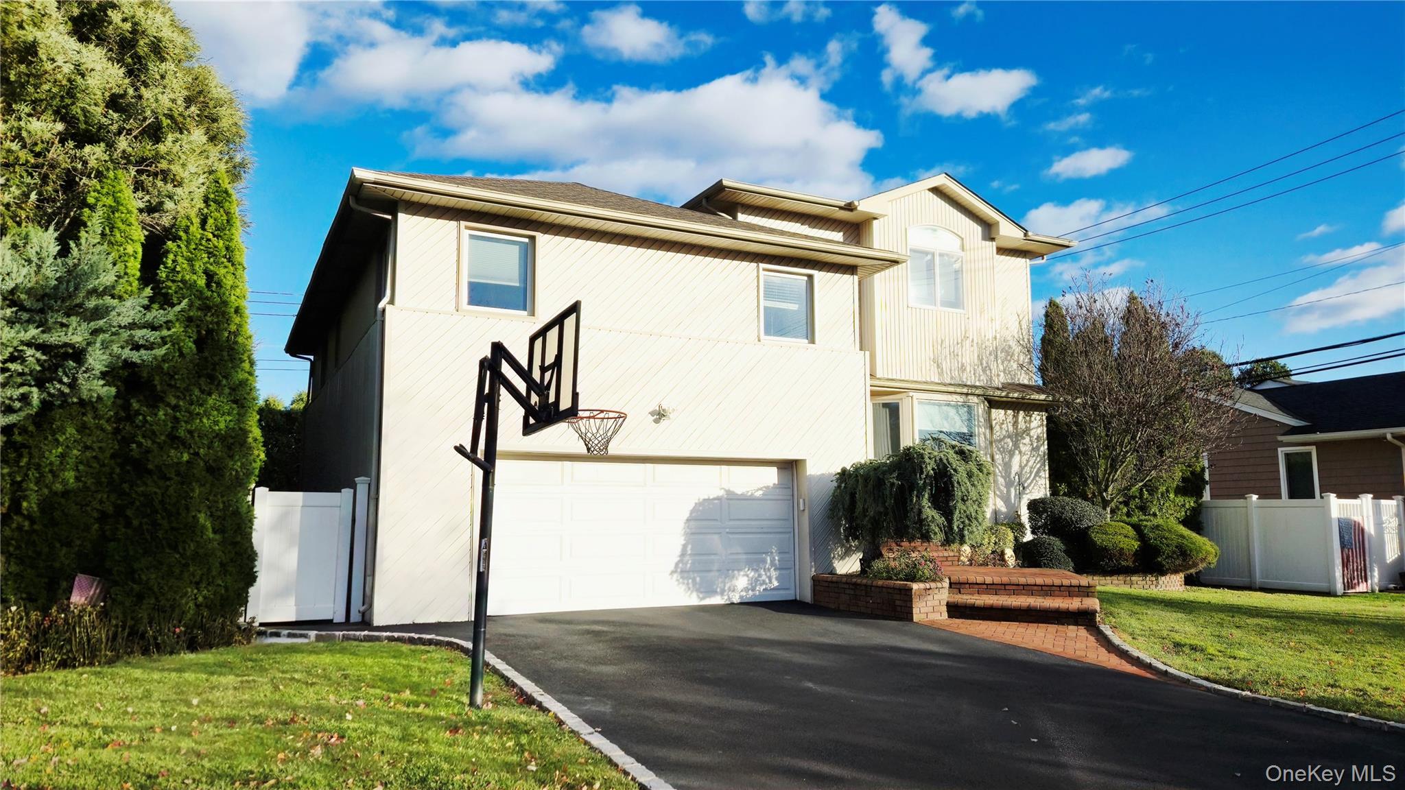 34 Melanie Lane, Syosset, NY 11791