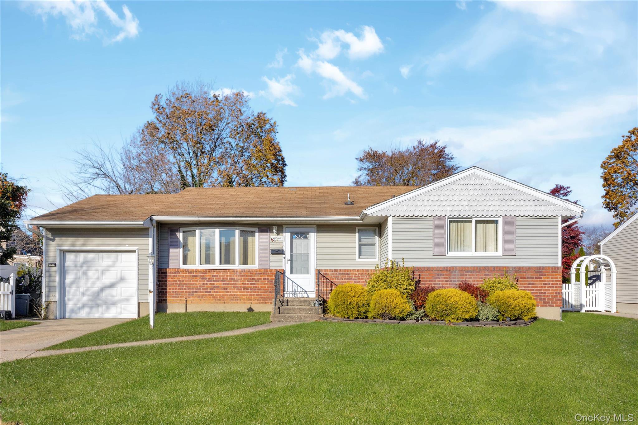 15 2nd Avenue, Farmingdale, NY 11735