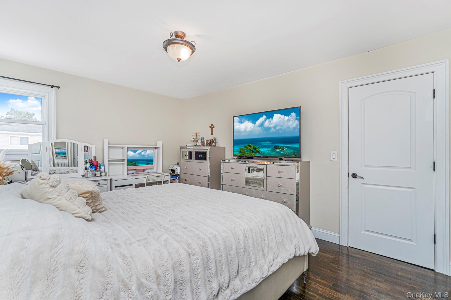 28 Drumgoole Road E, Staten Island, NY 10312