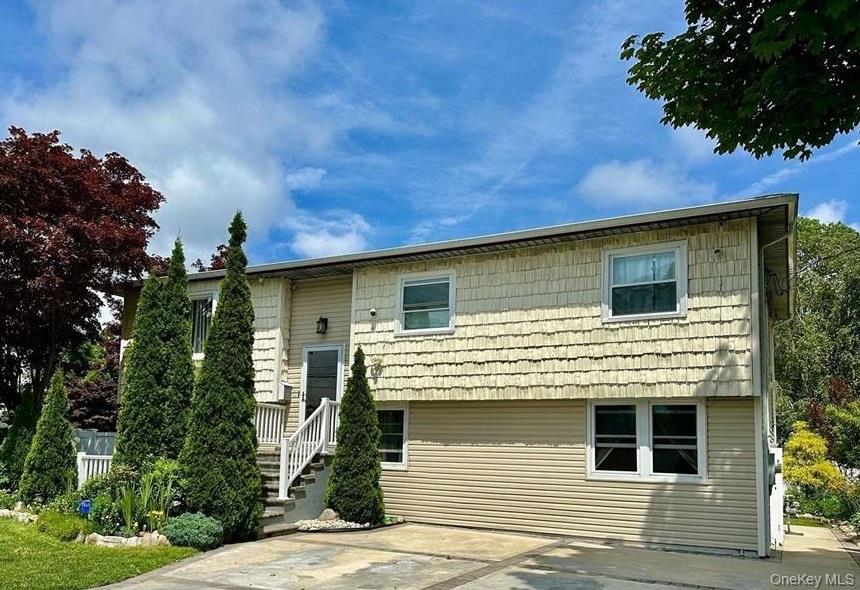 648 Molloy Street, Copiague, NY 11726
