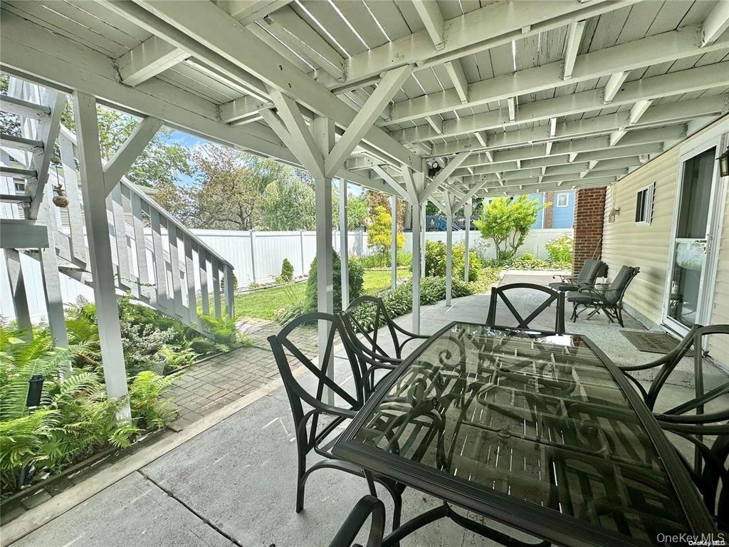 648 Molloy Street, Copiague, NY 11726