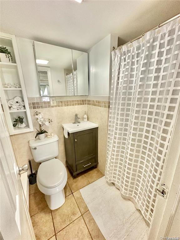 648 Molloy Street, Copiague, NY 11726