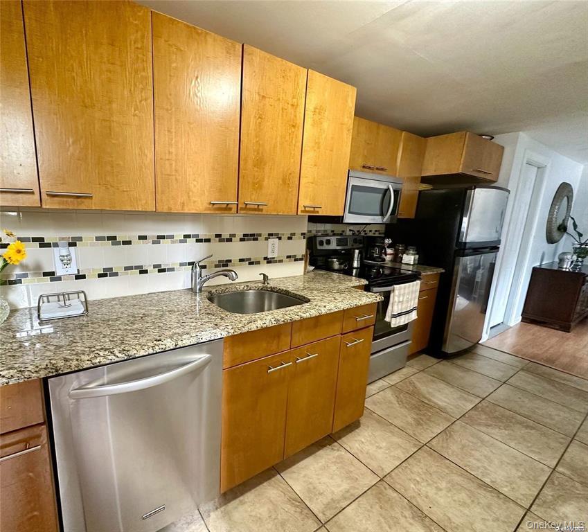 648 Molloy Street, Copiague, NY 11726