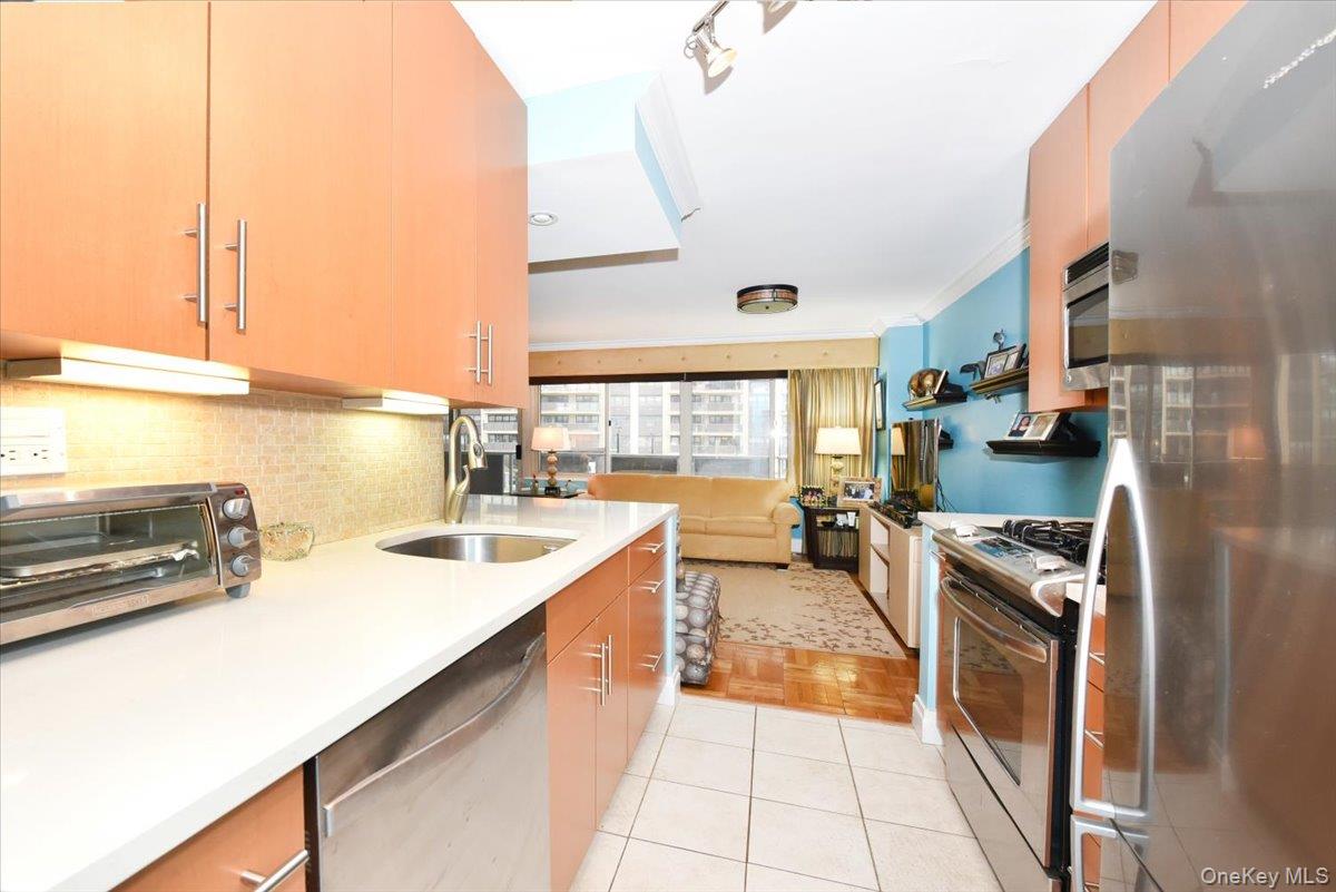 18-15 215 # 2G, Bayside, NY 11360