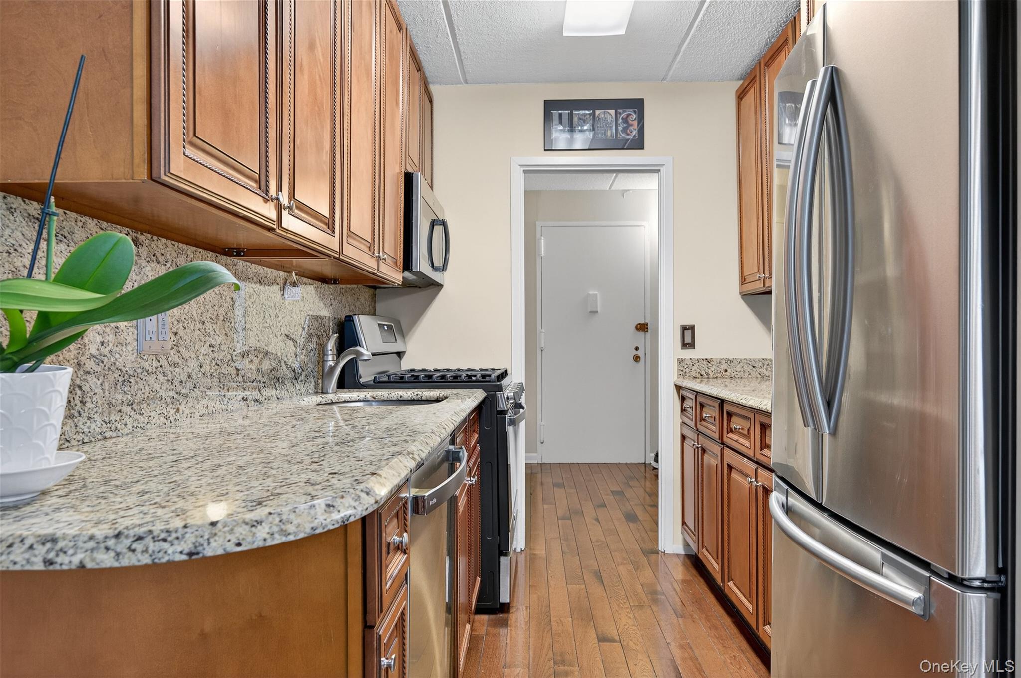 135 Post Avenue # 3F, Westbury, NY 11590