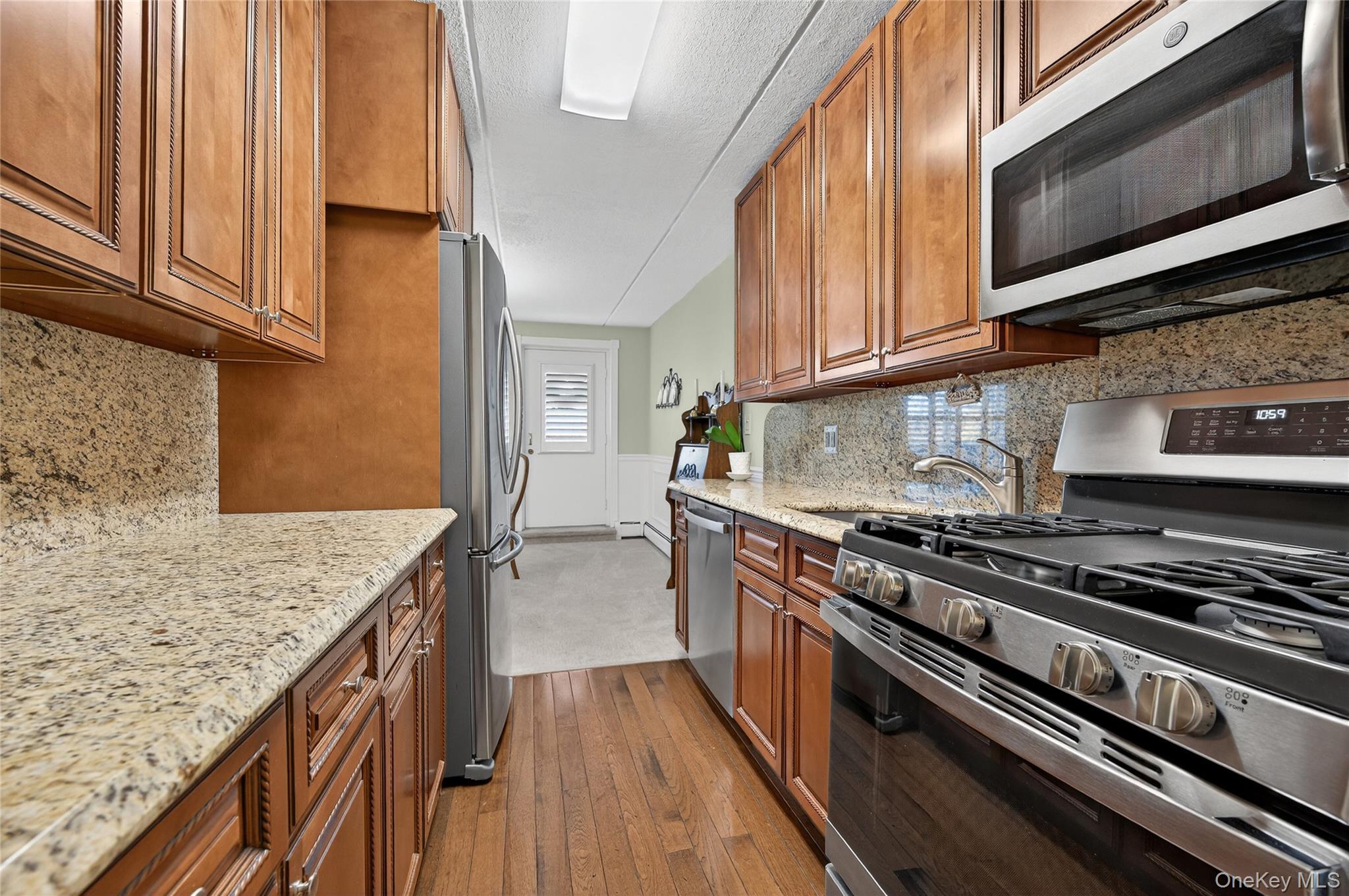 135 Post Avenue # 3F, Westbury, NY 11590