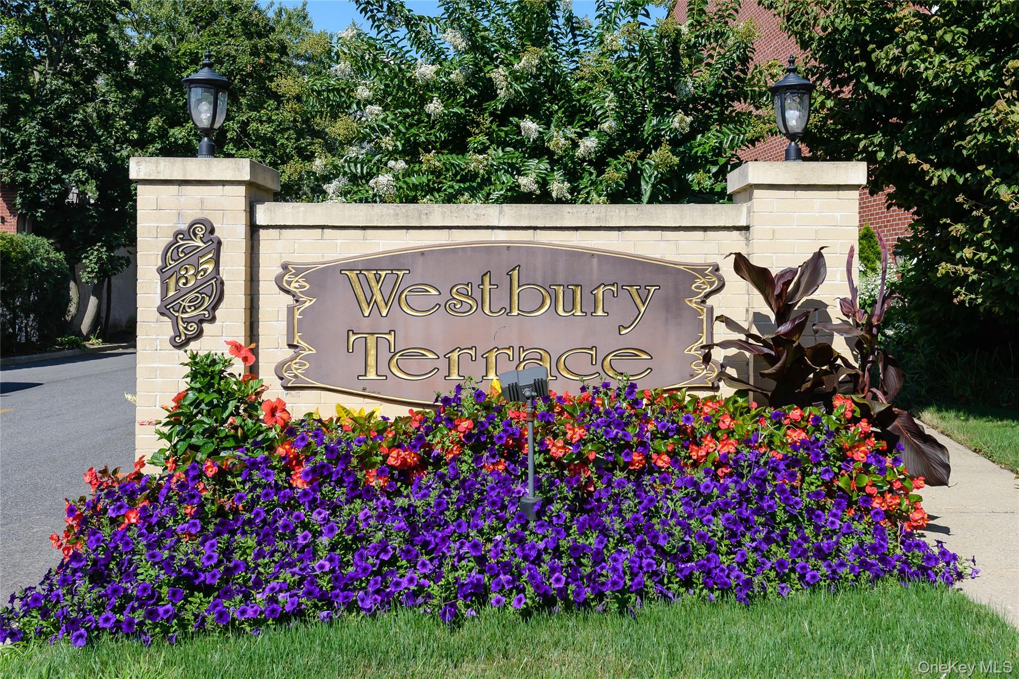 135 Post Avenue # 3F, Westbury, NY 11590