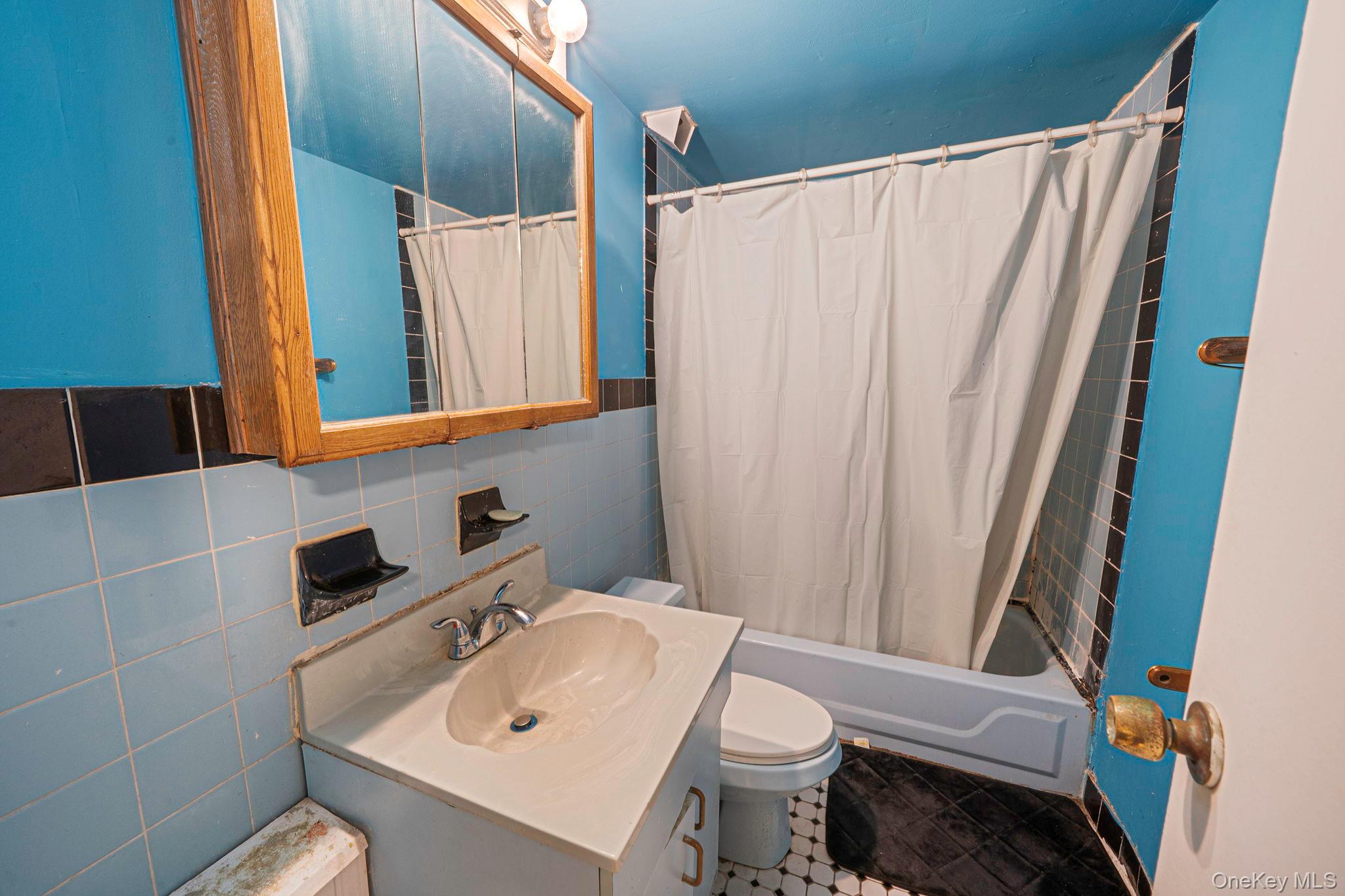 19 Amsterdam Avenue, West Babylon, NY 11704