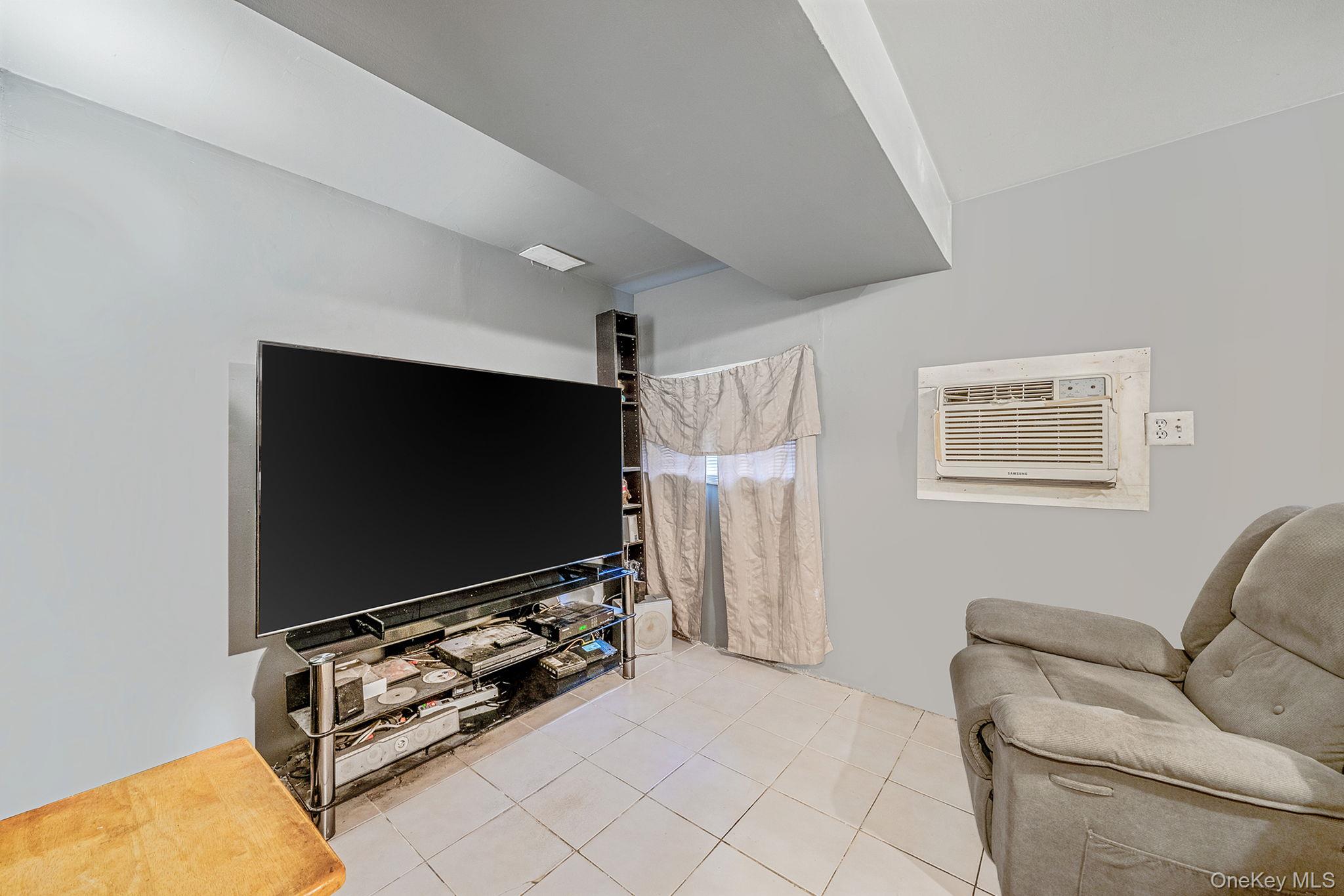 19 Amsterdam Avenue, West Babylon, NY 11704