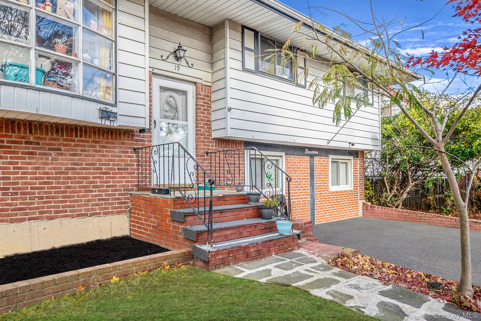 19 Amsterdam Avenue, West Babylon, NY 11704