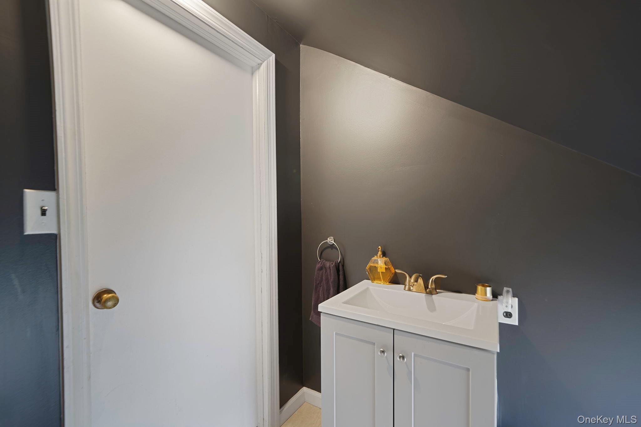 18 Chickadee Lane, Levittown, NY 11756