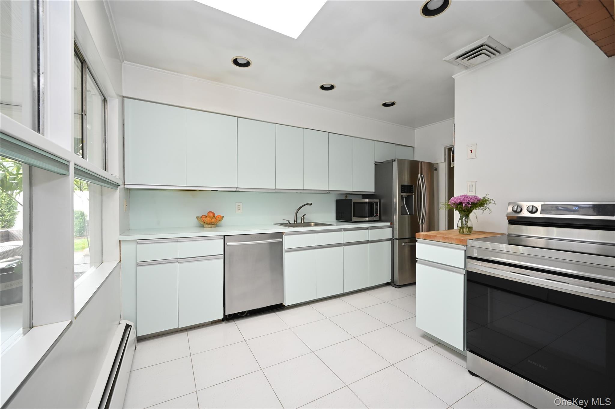 2 Meadow Lane, Rockville Centre, NY 11570