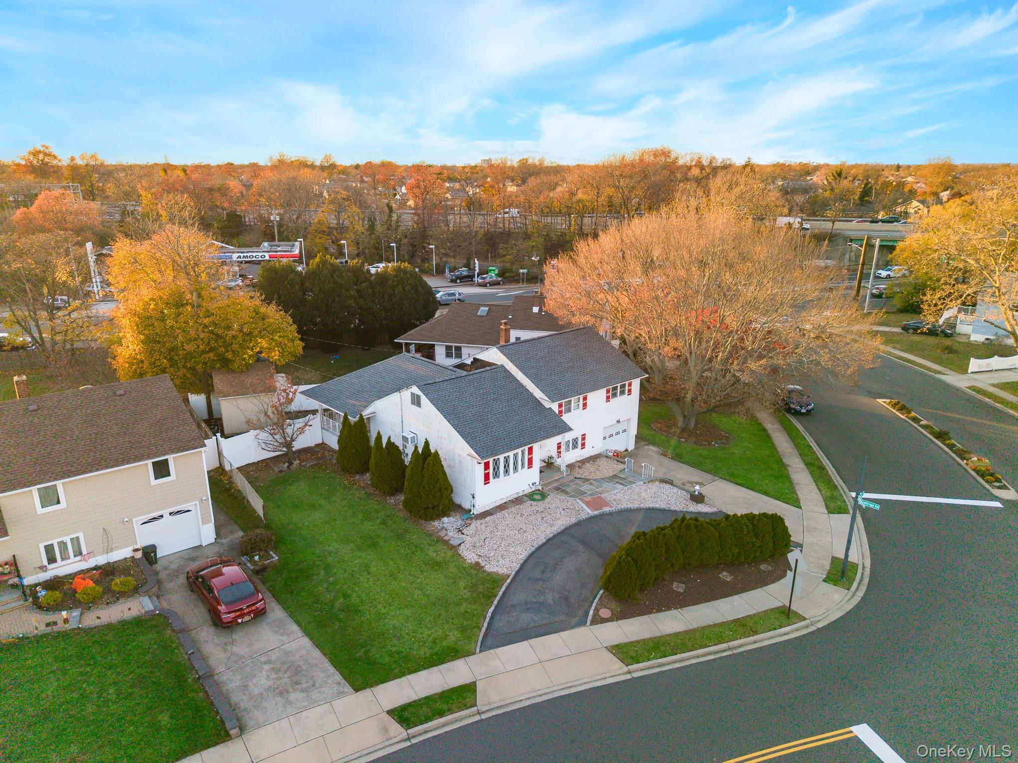 3 Brewster Gate, Massapequa, NY 11758