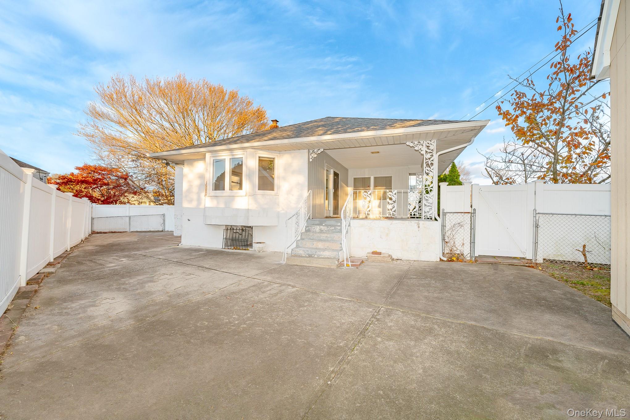 3 Brewster Gate, Massapequa, NY 11758