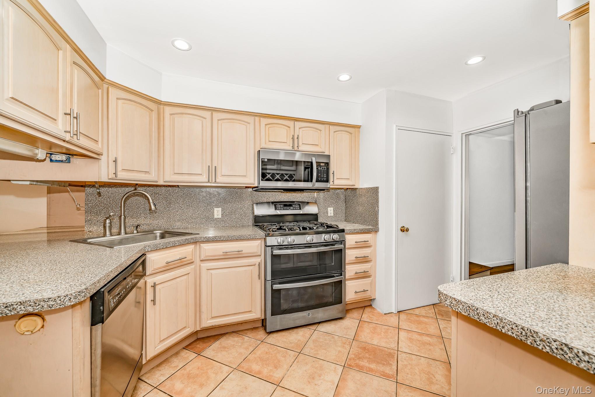 3 Brewster Gate, Massapequa, NY 11758