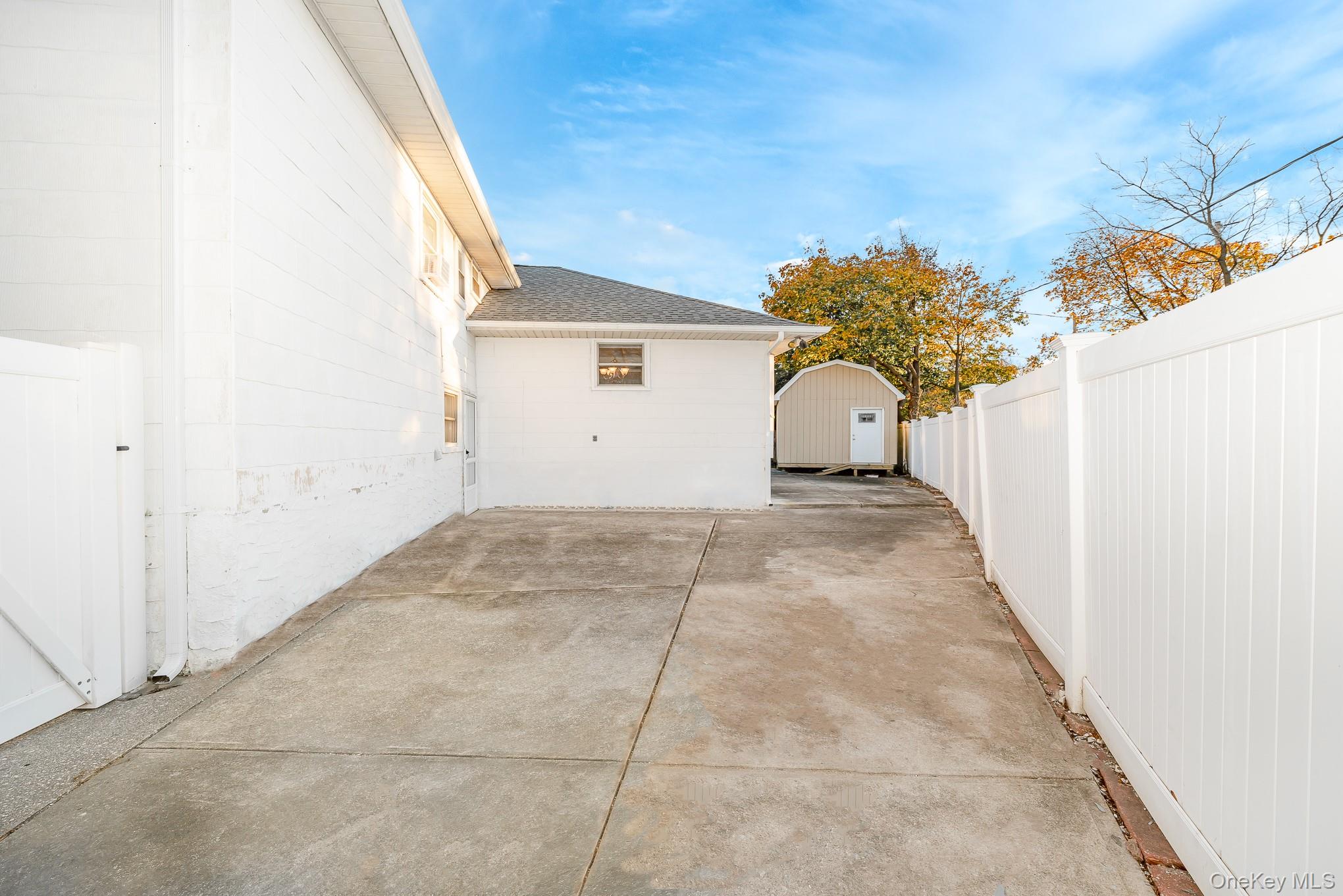 3 Brewster Gate, Massapequa, NY 11758