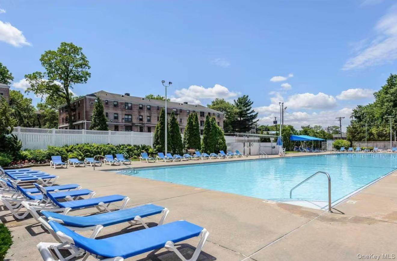 8 W Mill Drive # 1B, Great Neck, NY 11021