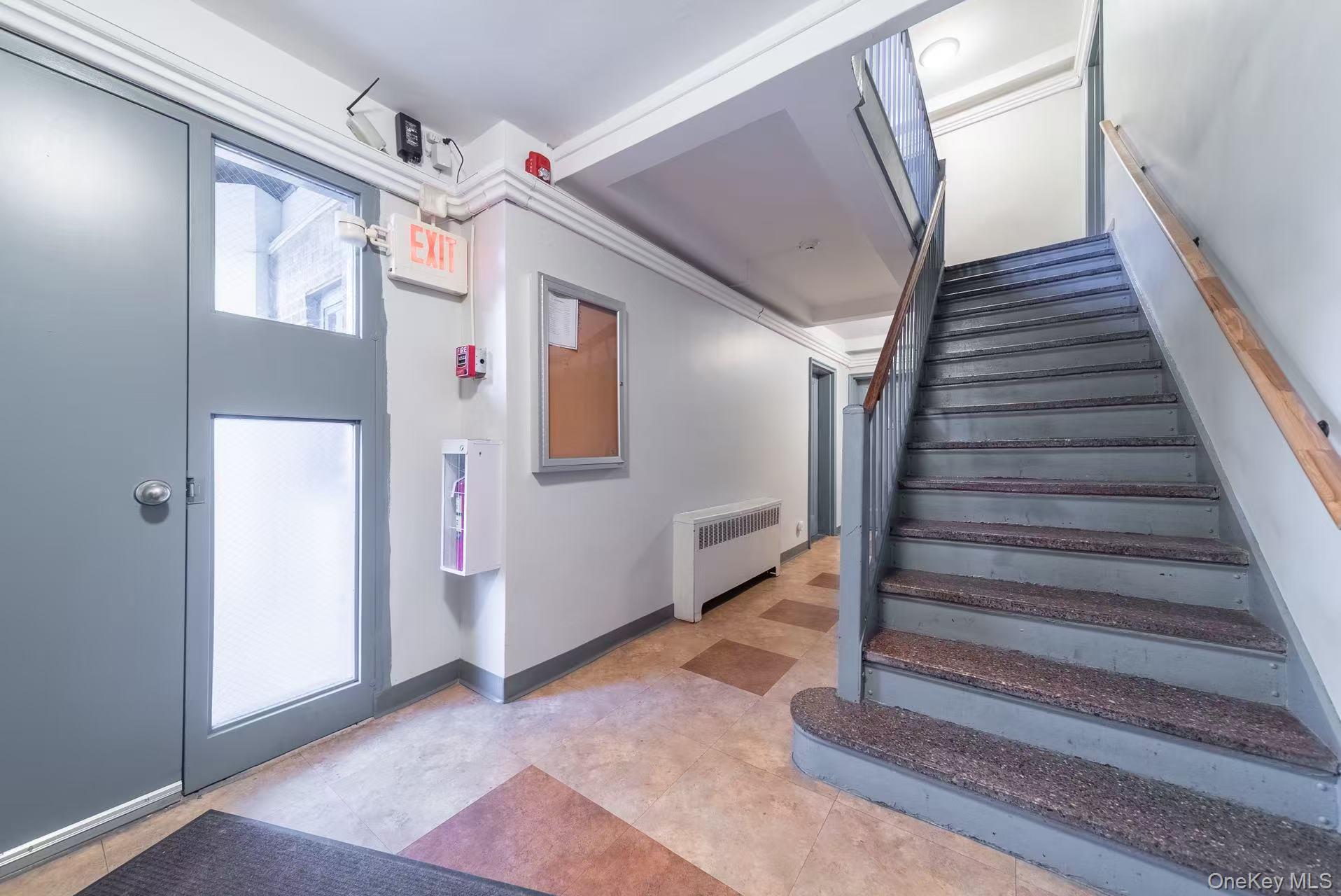 8 W Mill Drive # 1B, Great Neck, NY 11021