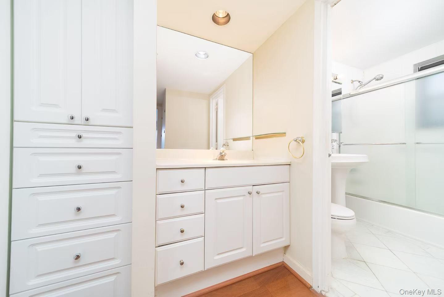 8 W Mill Drive # 1B, Great Neck, NY 11021