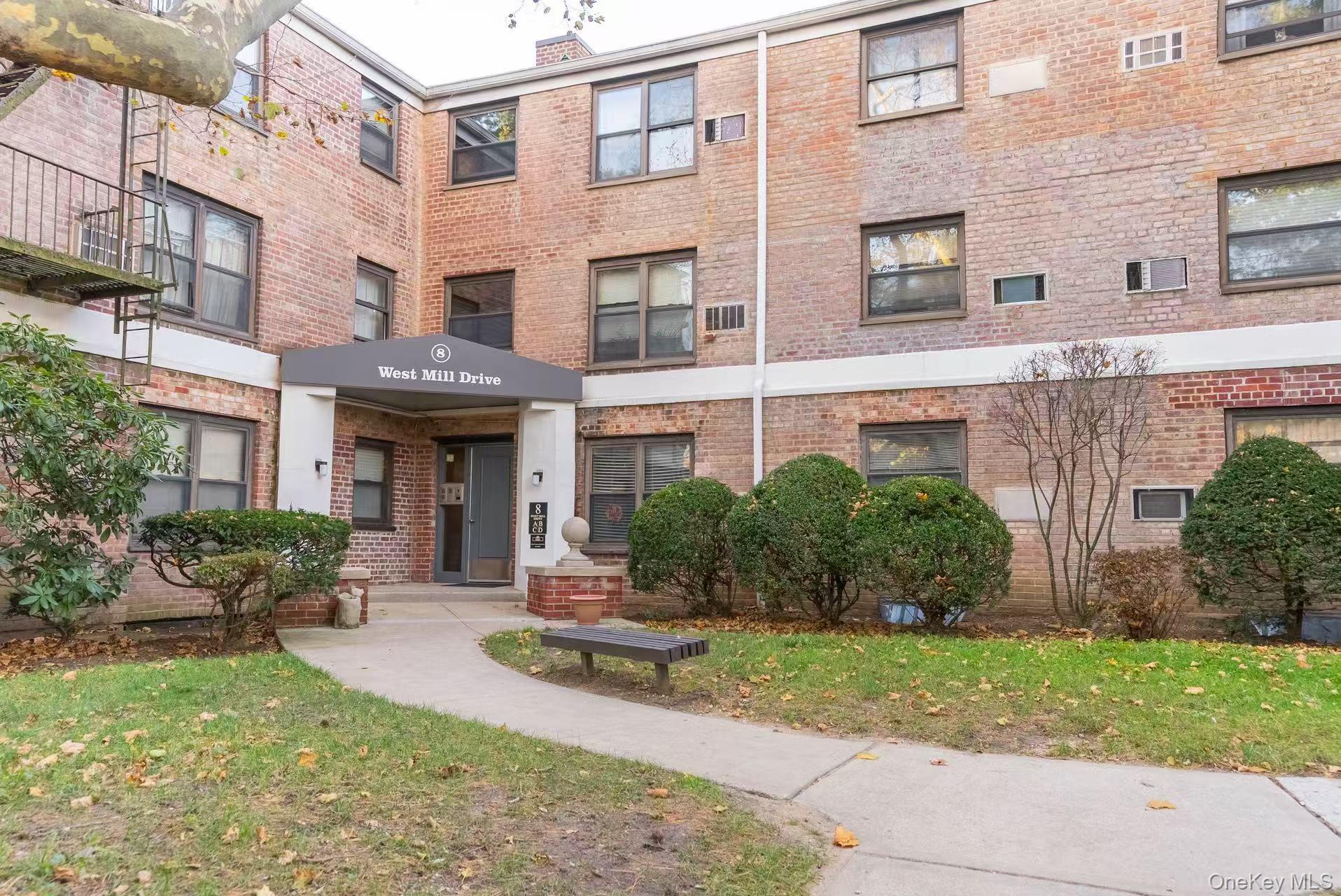 8 W Mill Drive # 1B, Great Neck, NY 11021