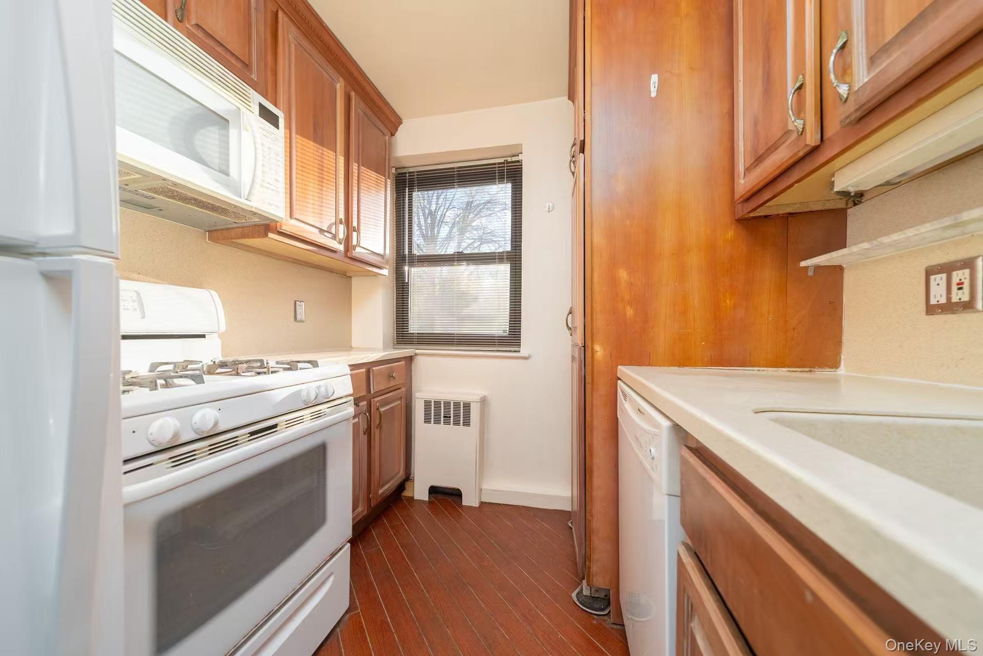 8 W Mill Drive # 1B, Great Neck, NY 11021