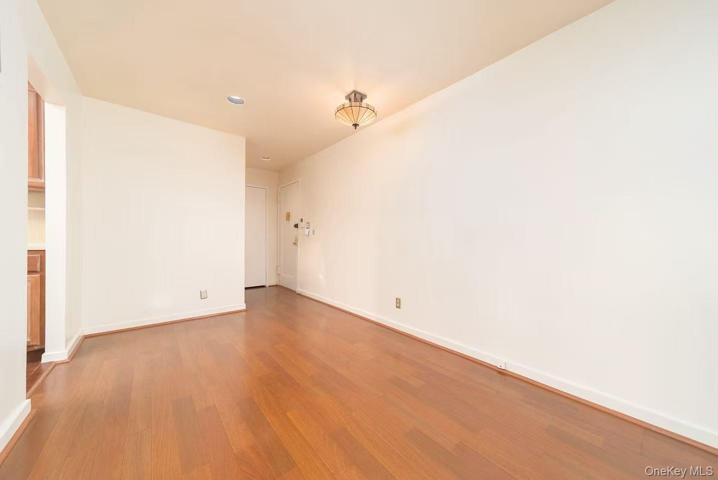 8 W Mill Drive # 1B, Great Neck, NY 11021