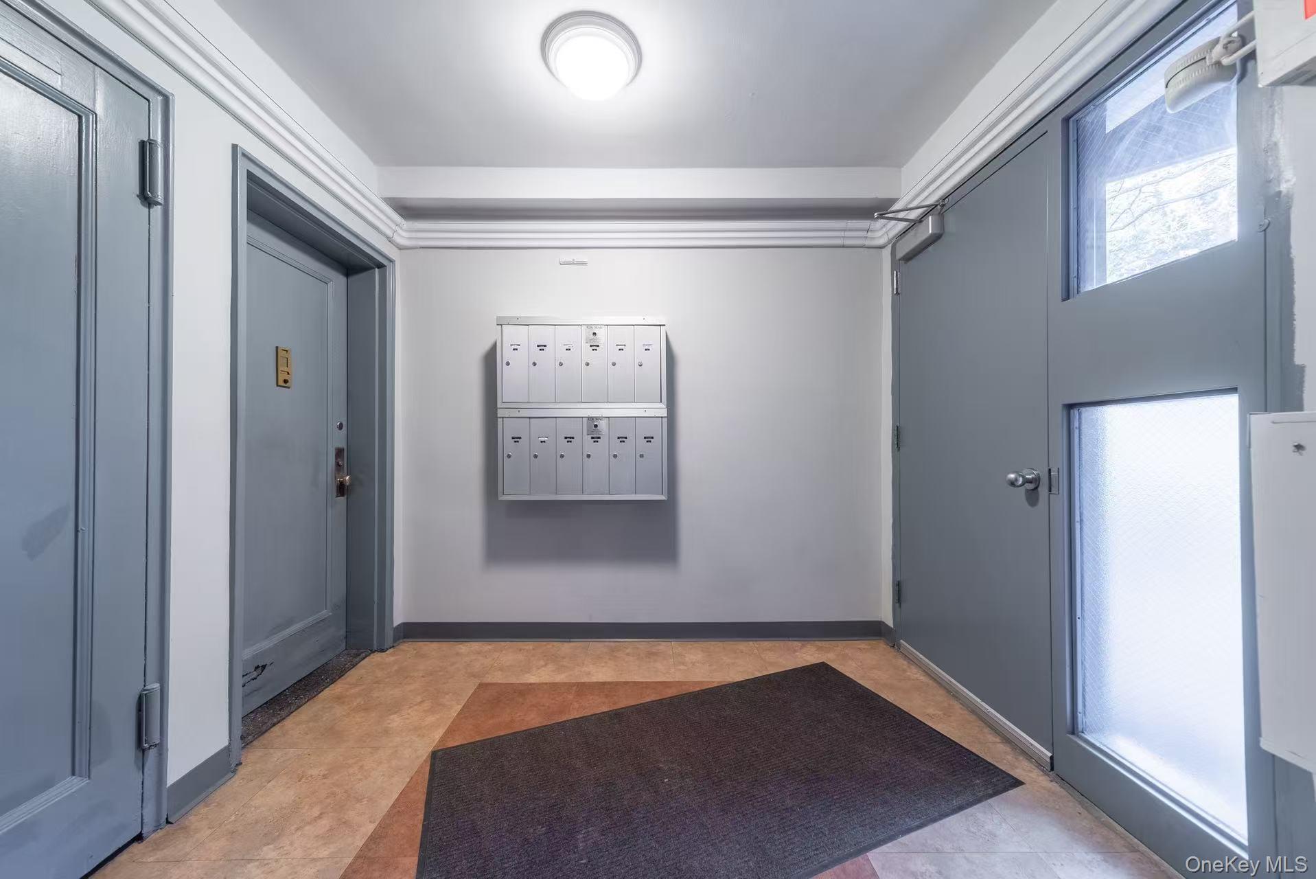 8 W Mill Drive # 1B, Great Neck, NY 11021