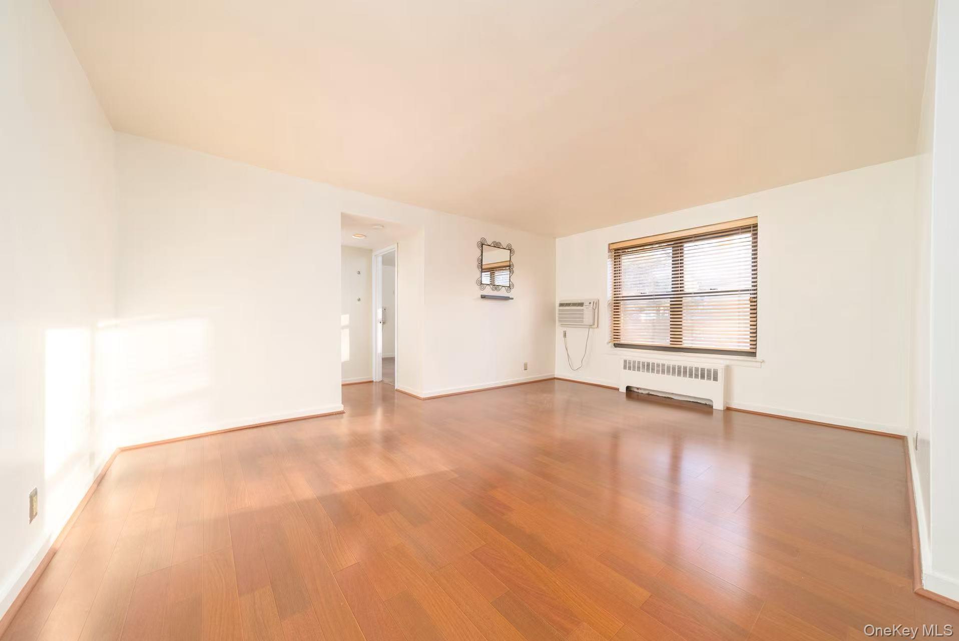 8 W Mill Drive # 1B, Great Neck, NY 11021