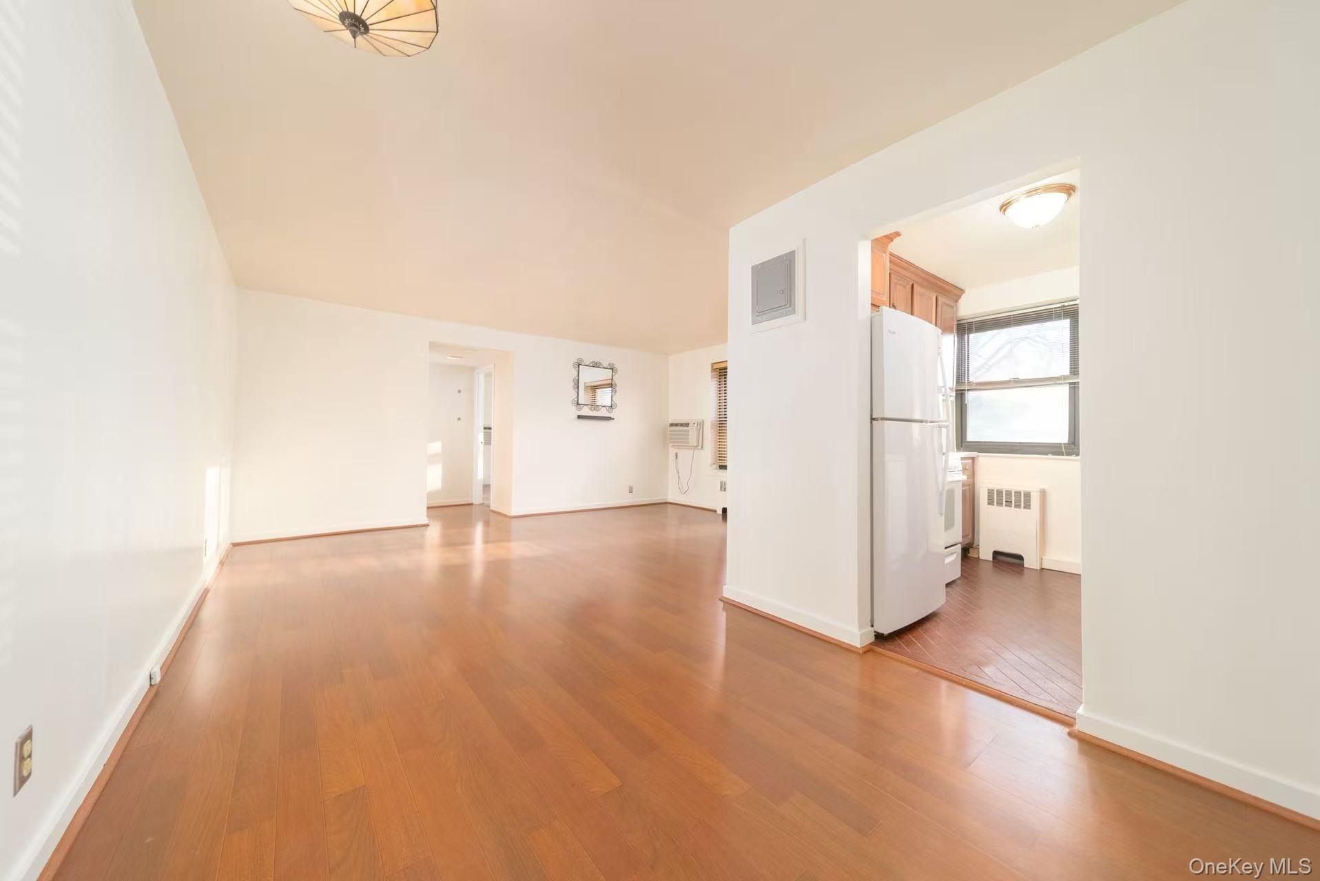 8 W Mill Drive # 1B, Great Neck, NY 11021