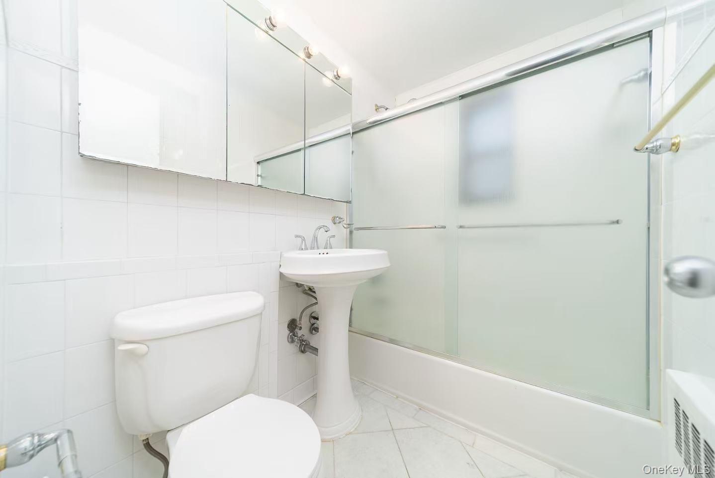 8 W Mill Drive # 1B, Great Neck, NY 11021