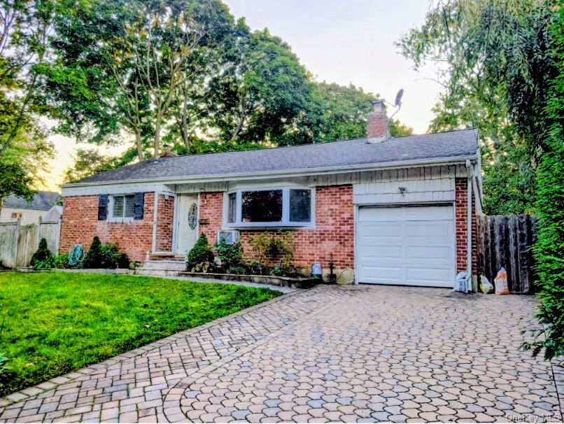 17 Grayley Place, Huntington Station, NY 11746