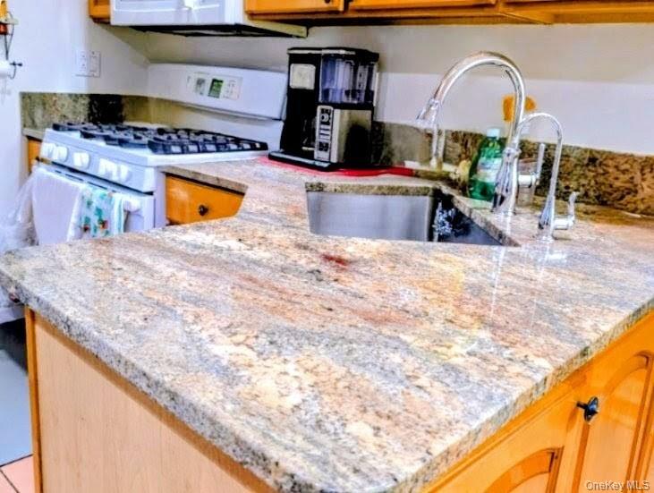 17 Grayley Place, Huntington Station, NY 11746