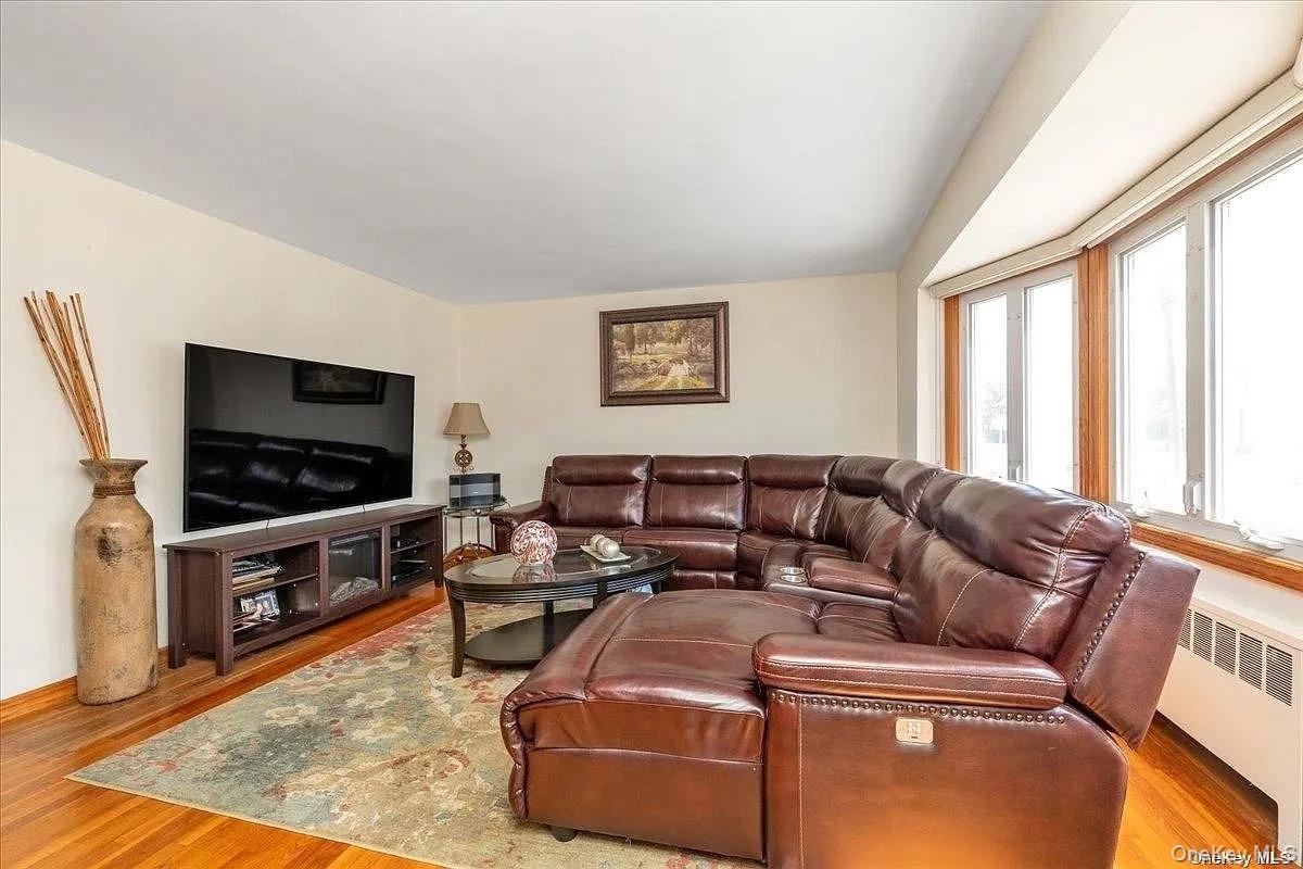 59 W Fenimore Street, Valley Stream, NY 11580