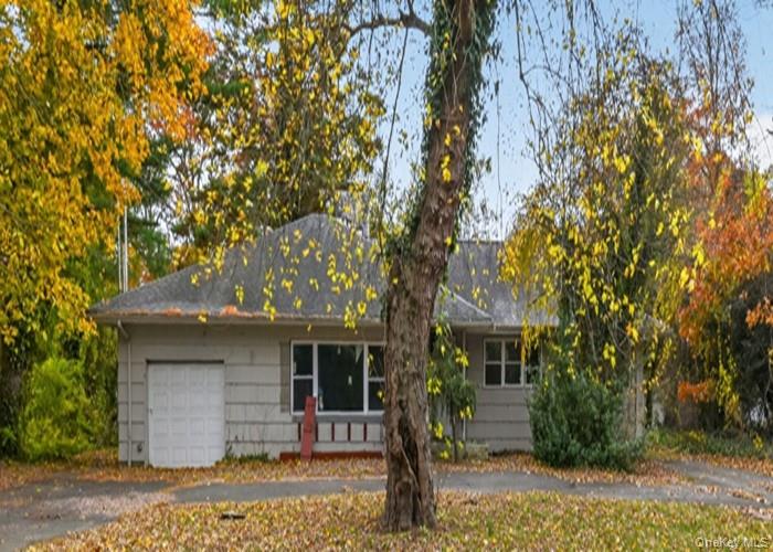 48 E Rogues Path, Huntington Station, NY 11746