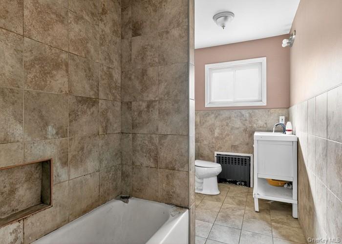 48 E Rogues Path, Huntington Station, NY 11746