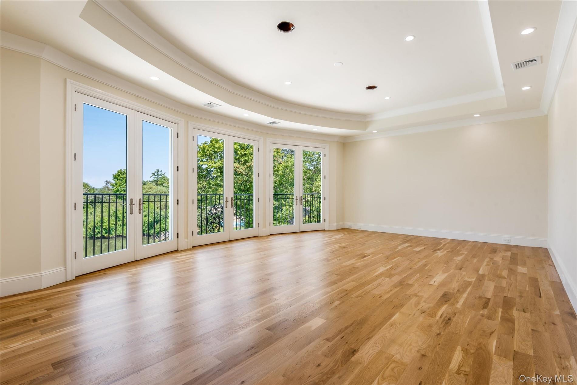 566 E Shore Road, Great Neck, NY 11024