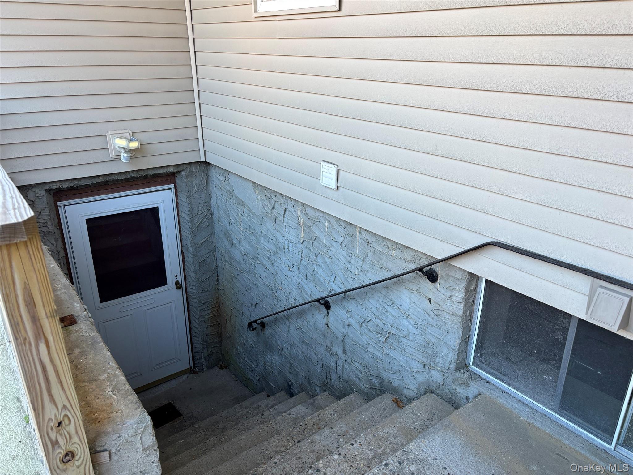 40 Canoe Place Road # 4, Hampton Bays, NY 11946