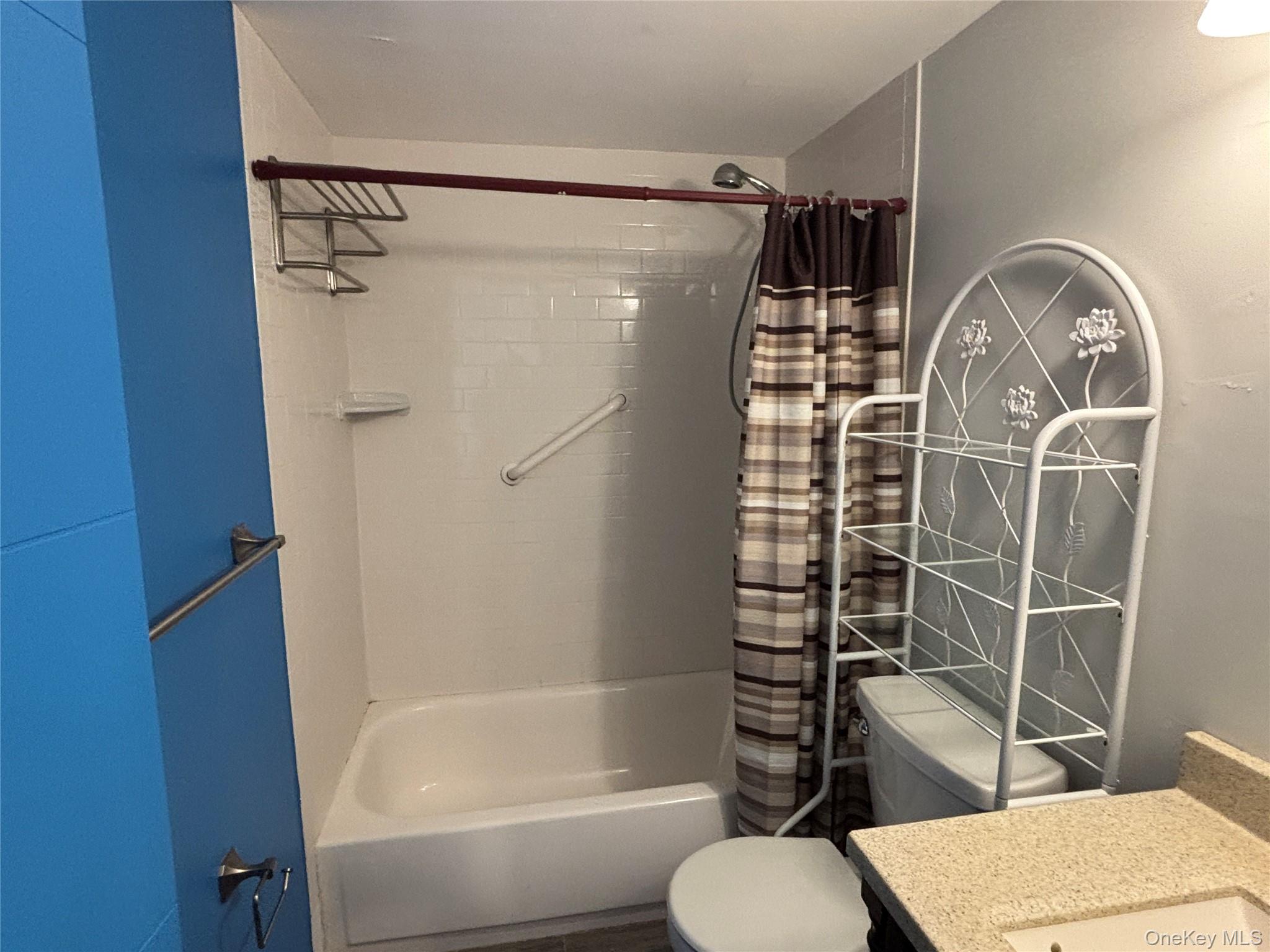 40 Canoe Place Road # 4, Hampton Bays, NY 11946