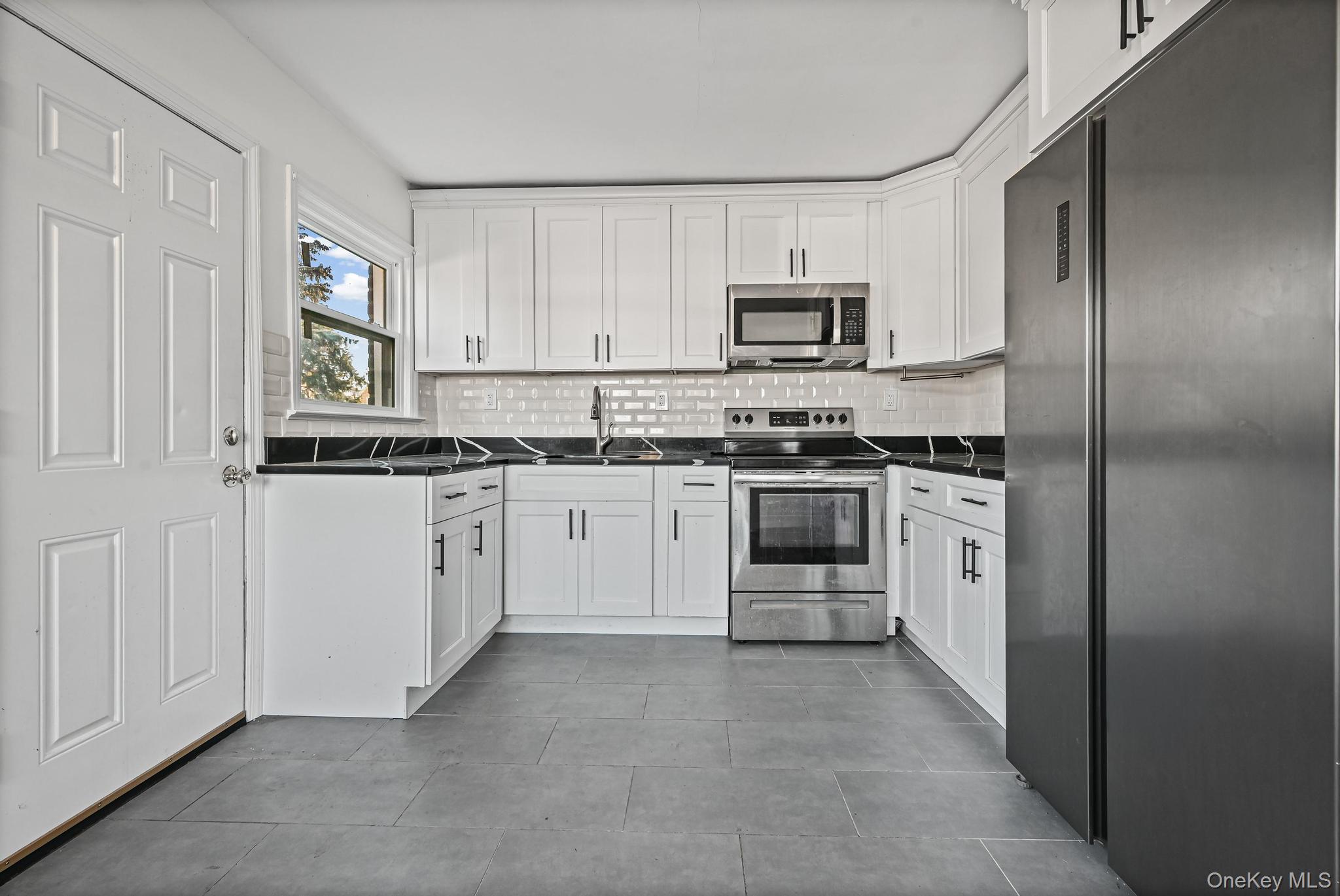 6 Central Court, Valley Stream, NY 11580