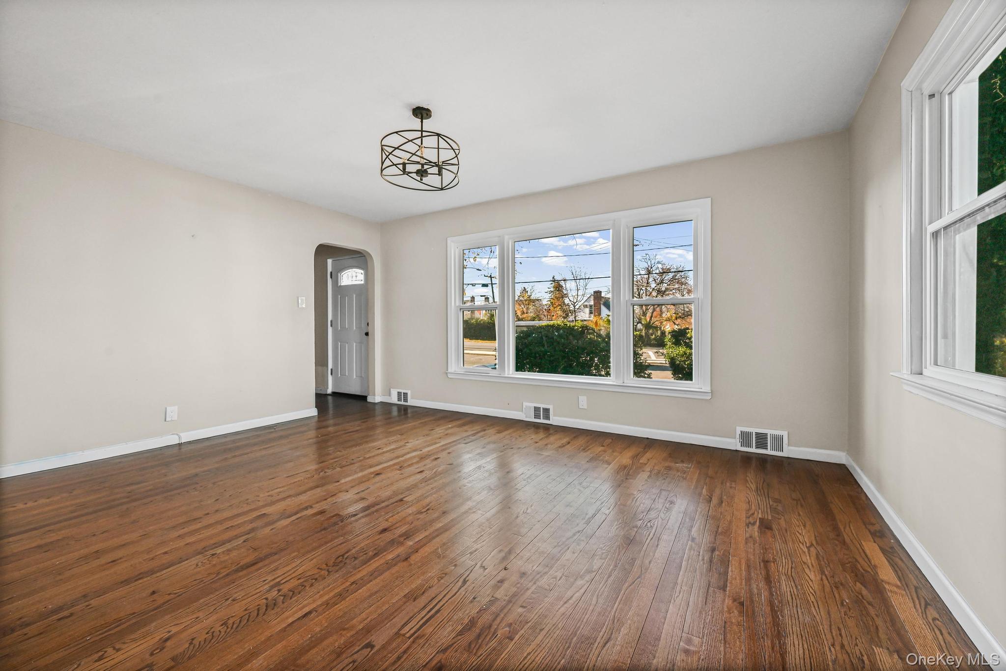 6 Central Court, Valley Stream, NY 11580