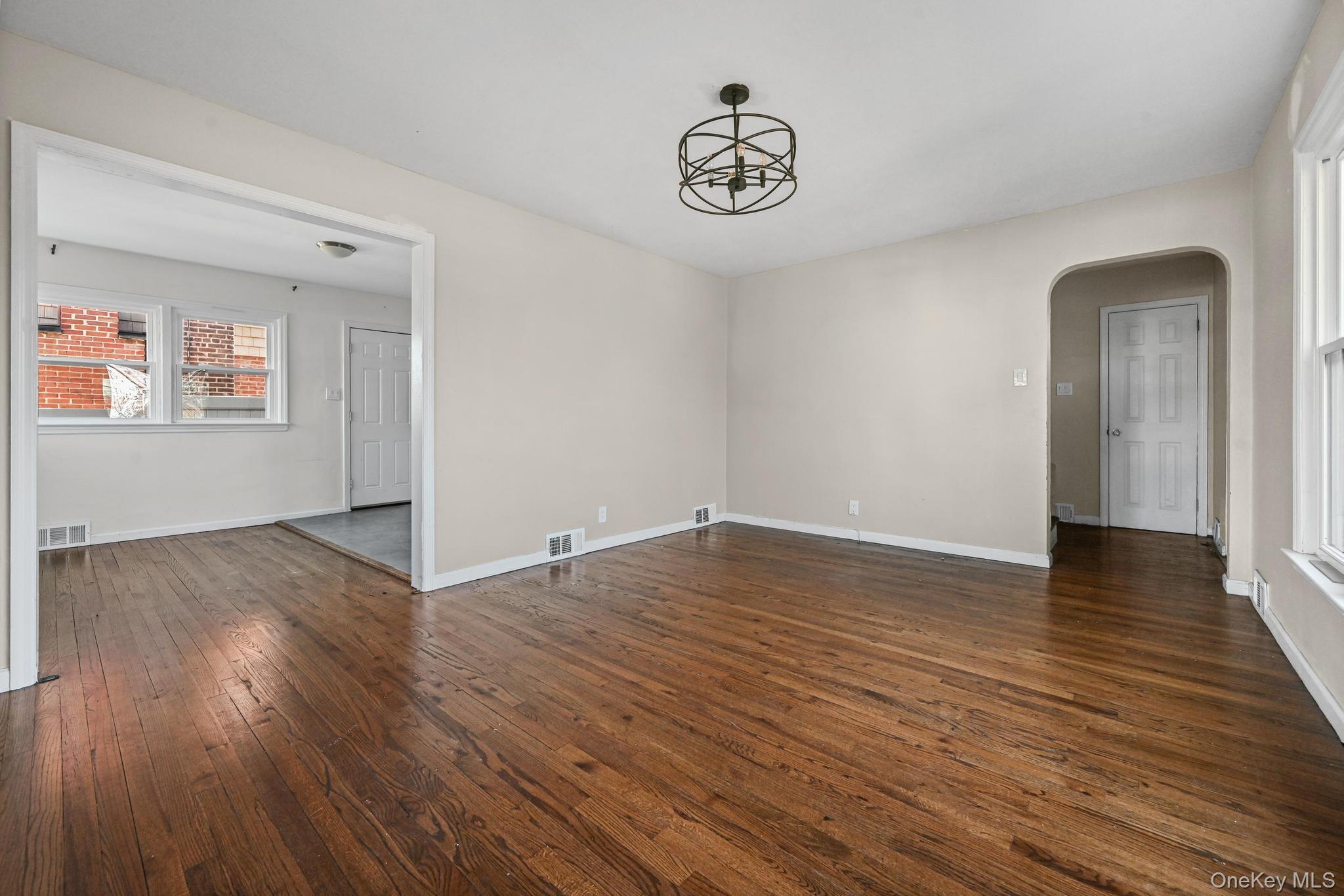 6 Central Court, Valley Stream, NY 11580