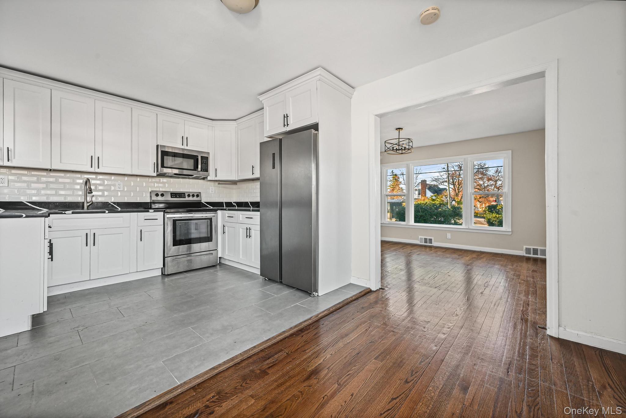 6 Central Court, Valley Stream, NY 11580