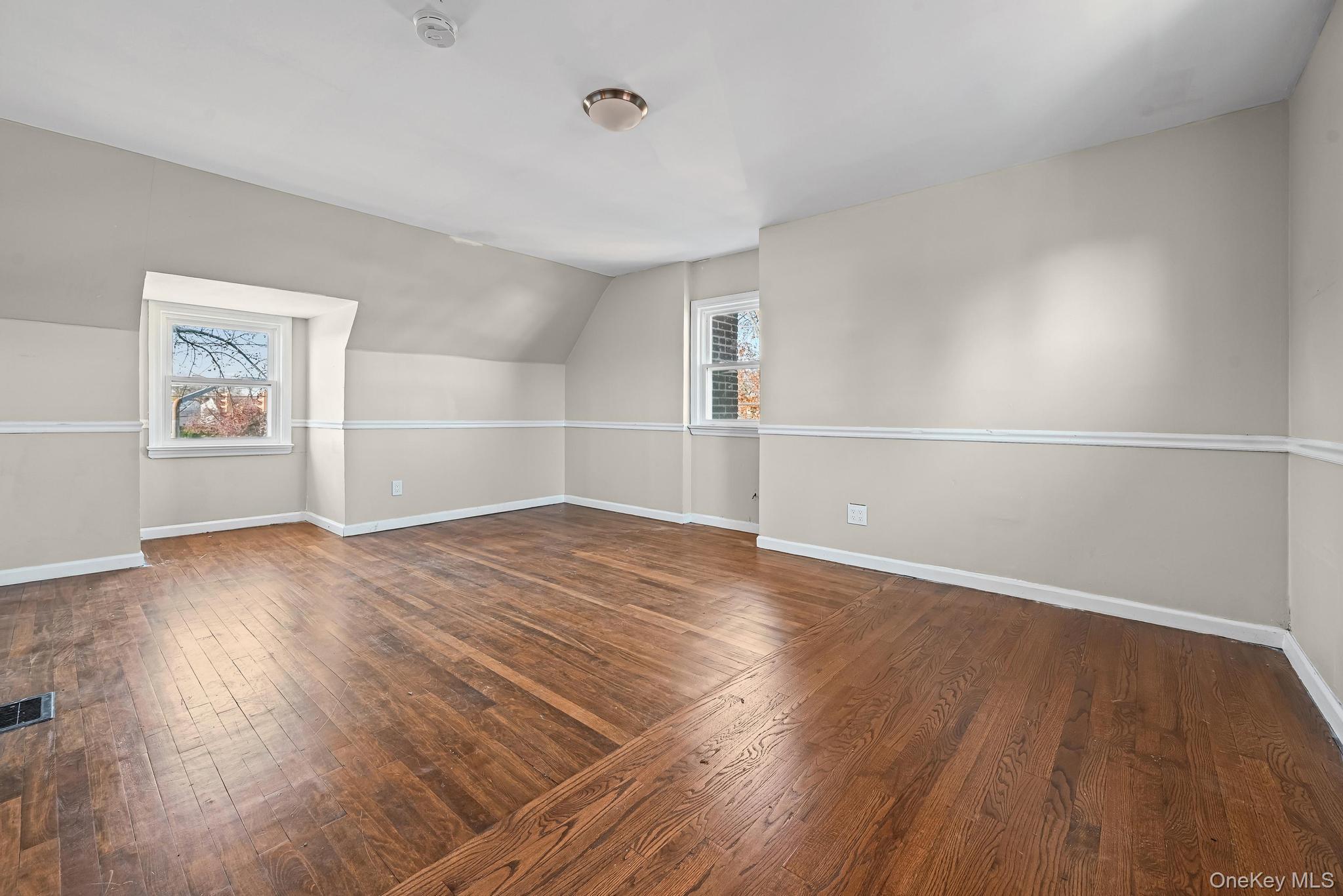 6 Central Court, Valley Stream, NY 11580