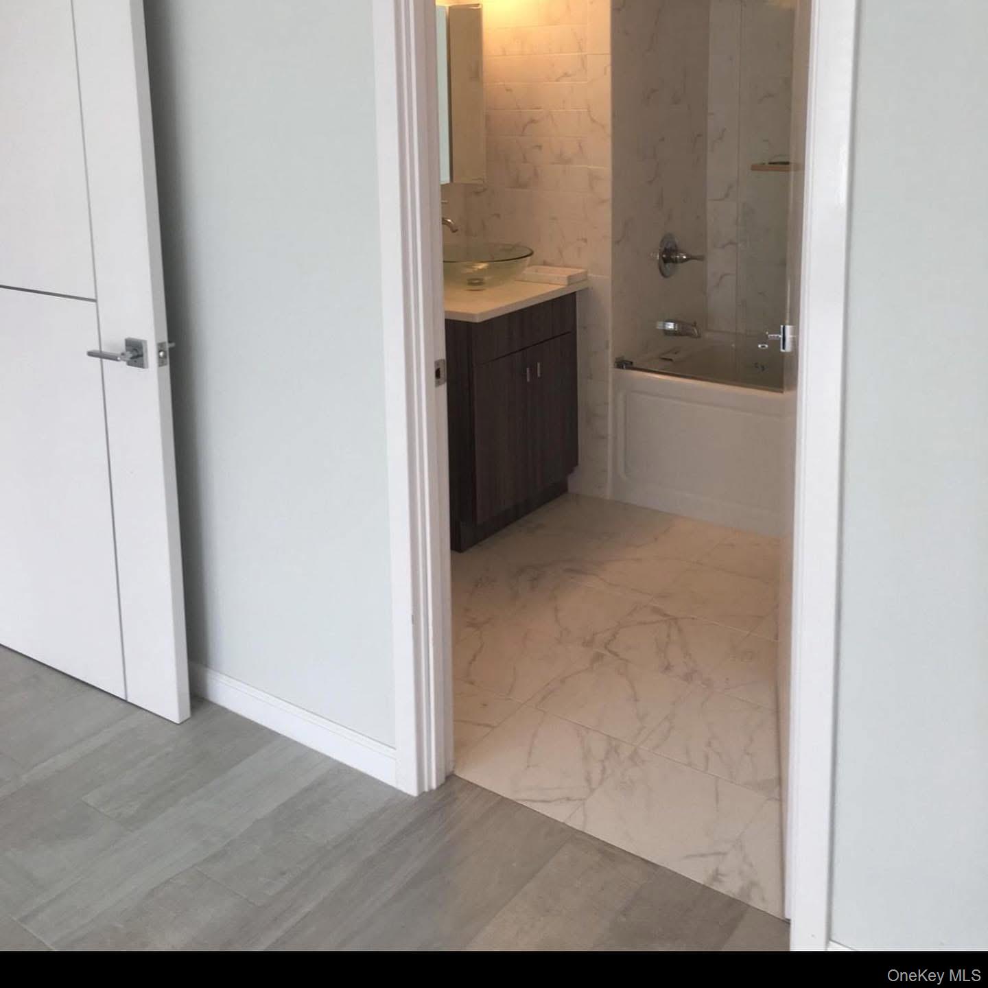 5 Grace Avenue # 2J, Great Neck, NY 11021